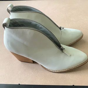 Coconuts White Bootie size 8